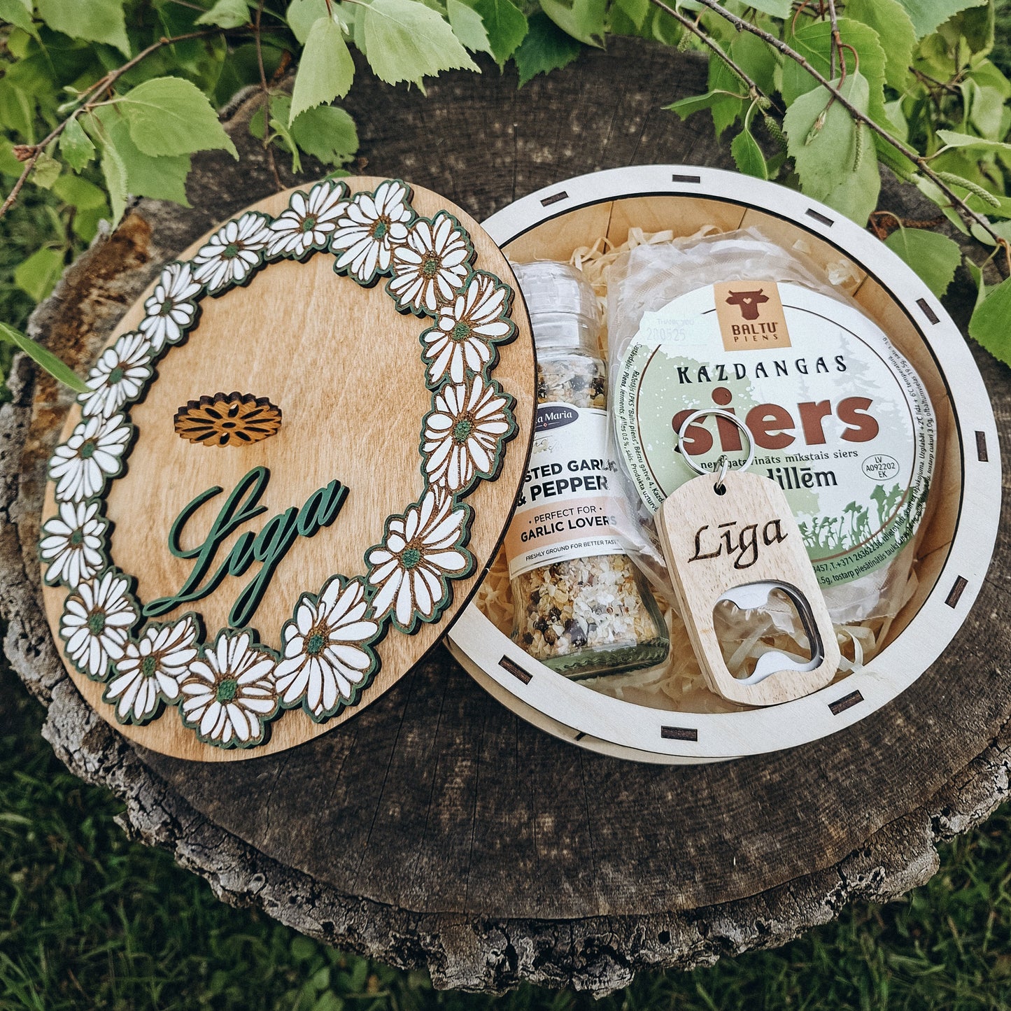 Personalizēta koka dāvanu kaste – Margrietiņu vainags
