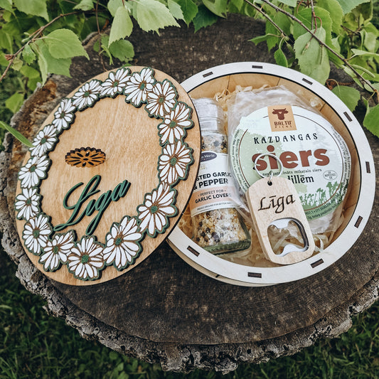 Personalizēta koka dāvanu kaste – Margrietiņu vainags